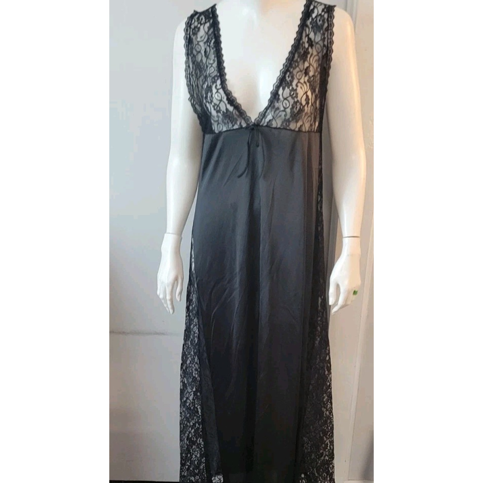 Vtg. Bernette Ny Elegant Full Length Nightgown Womans Sz. S Peekaboo Lace Black